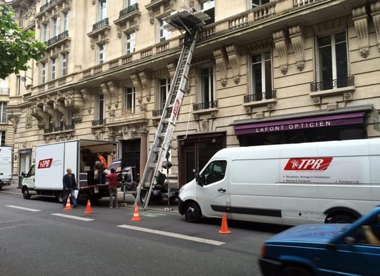 شركه أمازون إكسبريس لنقل الاثاث يتوافر لديها احدث المعدات و الاجهزه و السيارات لنقل الاثاث و البضائع لجميع الجهات و ايضا لديها فريق عمل ذو مهارات و خبره فى نقل الاثاث و تغليف الاثاث و متخصصيين فى فك و تركيب الاثاث